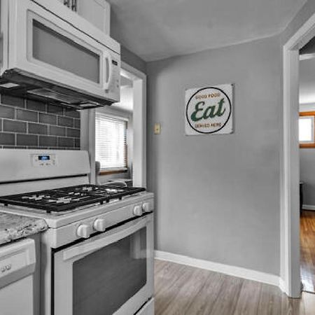 Gorgeous 2 Queen Bedroom Lower Apartment In North Buffalo With Free Driveway Parking Екстериор снимка