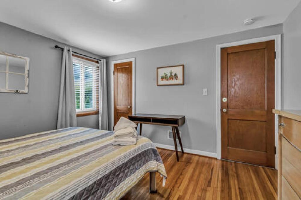 Gorgeous 2 Queen Bedroom Lower Apartment In North Buffalo With Free Driveway Parking Екстериор снимка