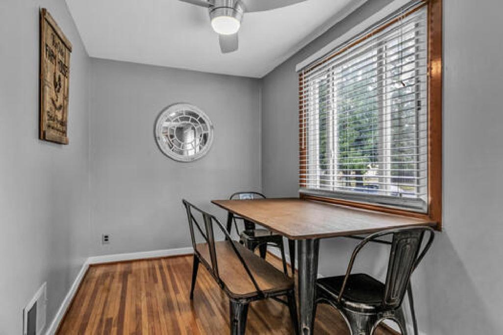 Gorgeous 2 Queen Bedroom Lower Apartment In North Buffalo With Free Driveway Parking Екстериор снимка