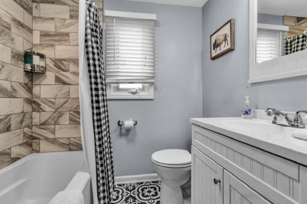 Gorgeous 2 Queen Bedroom Lower Apartment In North Buffalo With Free Driveway Parking Екстериор снимка