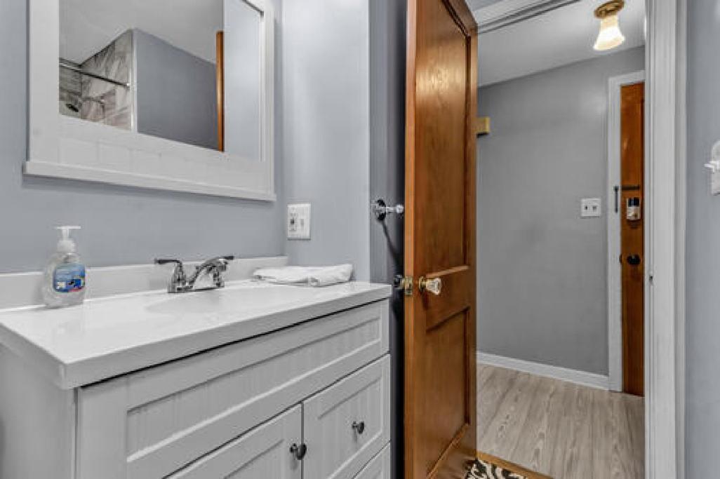 Gorgeous 2 Queen Bedroom Lower Apartment In North Buffalo With Free Driveway Parking Екстериор снимка